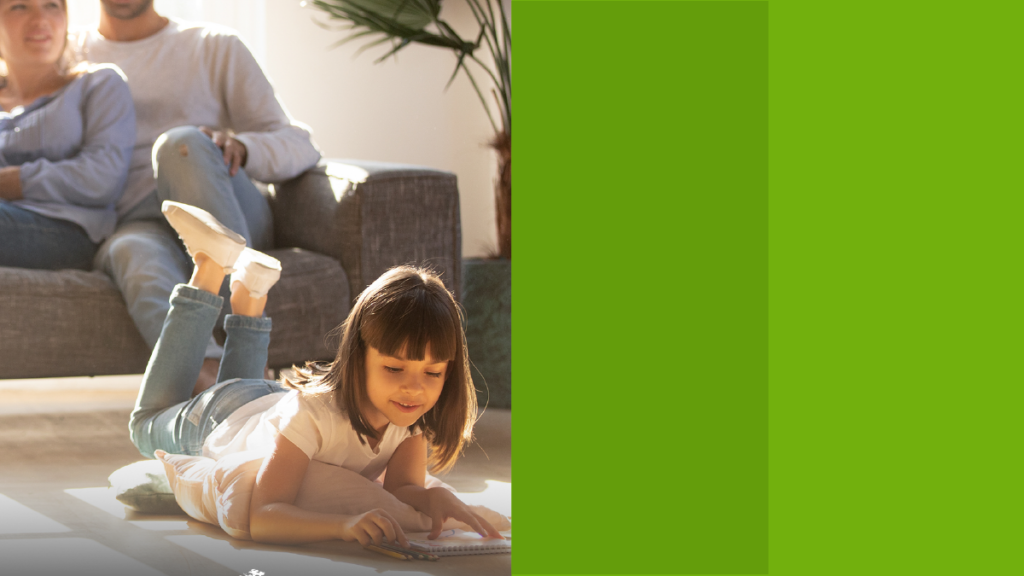 niña coloreando en sala