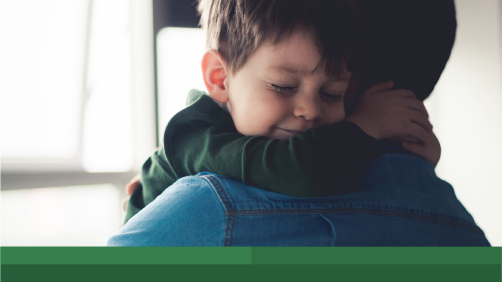 papa e hijo abrazados