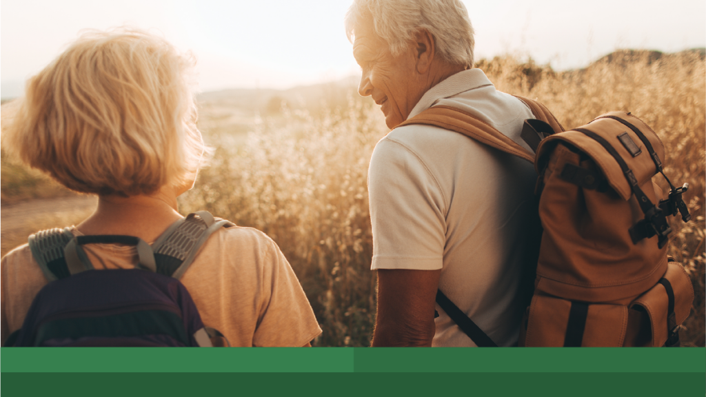 pareja de la tercera edad en campo