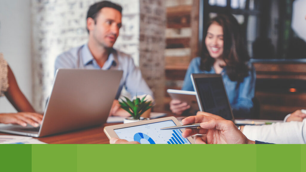 Personas revisando su afore